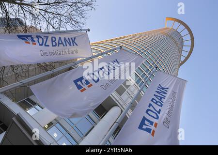 Das Licht der Nachmittagssonne fällt auf die Seite des Hauptsitzes der DZ Bank in Frankfurt am Main. Frankfurt am Main, Hessen, Deutschland, Europa Stockfoto