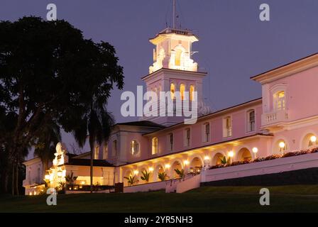 Das Hotel das Cataratas Belmond Hotel, Iguazu Falls National Park, Brasilien. Äußere des Luxushotels in der Abenddämmerung, von wo aus man die Wasserfälle besichtigen kann. Stockfoto