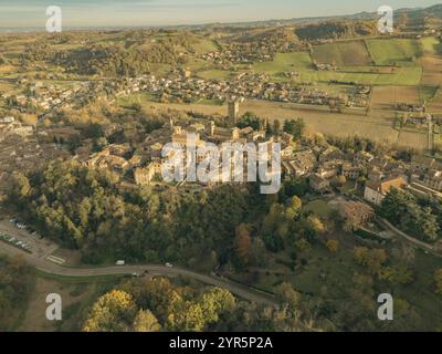 Castell'arquato, ein bezauberndes mittelalterliches Dorf auf einem Hügel, erstrahlt in der warmen Herbstsonne inmitten der malerischen Landschaft von emilia Romag Stockfoto