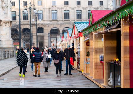 Mailand, Italien - 18.12.2022: Besucher schlendern durch die Verkaufsstände im Stadtzentrum Stockfoto