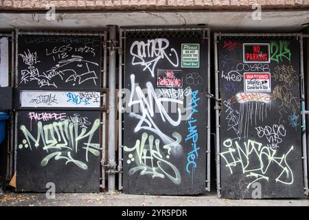 Graffiti auf einer Barriere auf dem Renfrew Place in der Innenstadt von Toronto, Ontario, Kanada Stockfoto