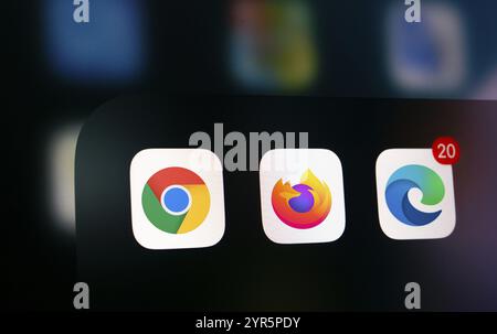 Nahaufnahme eines iPhone-Bildschirms mit dem Symbol für Google Chrome, mozilla firefox und microsoft EDGE App. Stockfoto