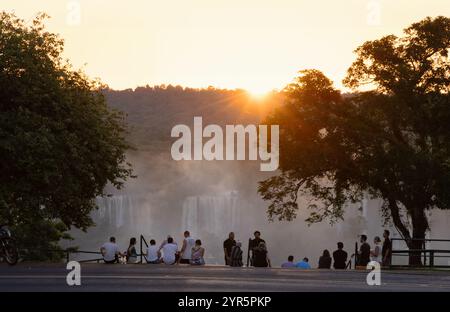 Iguazu Falls Sonnenuntergang - Touristen beobachten den Sonnenuntergang von der Iguazu Falls Brasilien Seite; Brasilien reisen, Südamerika Menschen. Stockfoto