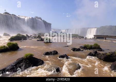 Iguazu Falls Brasilien Seite - mehrere Wasserfälle in einer natürlichen Landschaft an der Grenze zu Brasilien Argentinien, Iguazu Falls National Park, Brasilien Südamerika Stockfoto