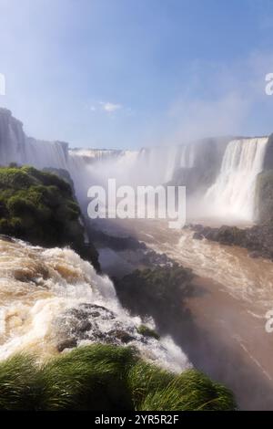 Iguazu Falls Brasilien Seite - mehrere Wasserfälle in einer natürlichen Landschaft an der Grenze zu Brasilien Argentinien, Iguazu Falls National Park, Brasilien Südamerika Stockfoto