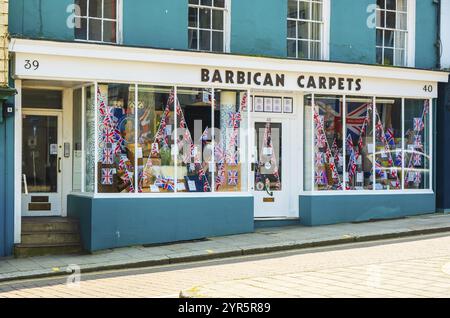 Fassade und Schaufenster eines alten Teppichgeschäfts in Lewes, East Sussex, England, Großbritannien Stockfoto