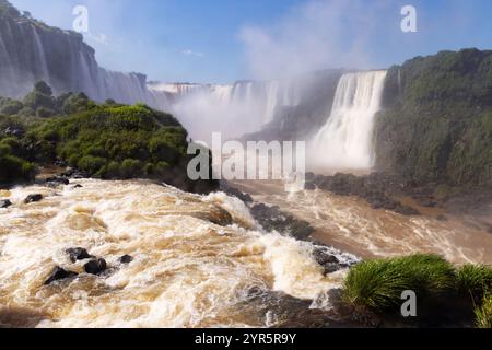 Iguazu Falls Brasilien Seite - mehrere Wasserfälle in einer natürlichen Landschaft an der Grenze zu Brasilien Argentinien, Iguazu Falls National Park, Brasilien Südamerika Stockfoto