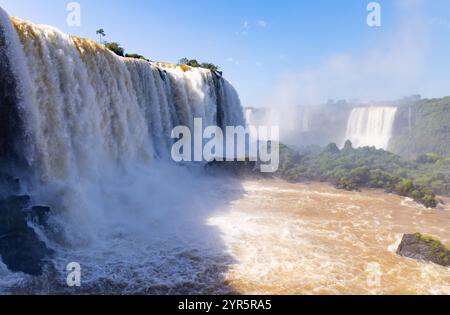 Iguazu Falls Brasilien Seite - mehrere Wasserfälle in einer natürlichen Landschaft an der Grenze zu Brasilien Argentinien, Iguazu Falls National Park, Brasilien Südamerika Stockfoto