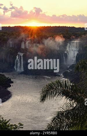 Iguazu Falls Sonnenuntergang - Sonnenuntergang von der brasilianischen Seite über den Wasserfällen; Iguazu Falls Nationalpark, brasilianische Landschaft, Brasilien Südamerika Stockfoto