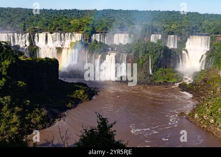Iguazu Falls Brasilien Seite - mehrere Wasserfälle in einer natürlichen Landschaft an der Grenze zu Brasilien Argentinien, Iguazu Falls National Park, Brasilien Südamerika Stockfoto