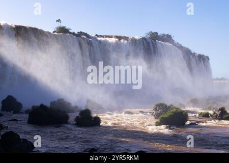 Iguazu Falls Brasilien Seite - mehrere Wasserfälle in einer natürlichen Landschaft an der Grenze zu Brasilien Argentinien, Iguazu Falls National Park, Brasilien Südamerika Stockfoto