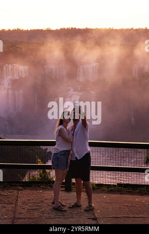 Iguazu Falls, romantisches Touristenpaar, das ein Selfie-Foto bei Sonnenuntergang macht; Iguazu Falls Brasilien, Brasilien Südamerika. Brasilien Tourismus und Reisen. Stockfoto