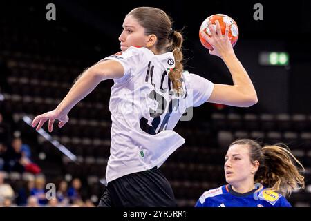 Basel, Schweiz. Dezember 2024. Basel, Schweiz, 02. Dezember 2024: Mariana Ferraz Costa (36 POR) schießt beim EHF Euro 2024-Spiel der Frauen in St. Jakobshalle in Basel. Philipp Kresnik (Philipp Kresnik/SPP) Credit: SPP Sport Press Photo. /Alamy Live News Stockfoto