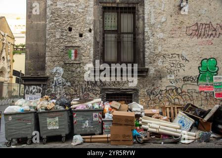 Müll an der Straße in der Altstadt von Neapel, Italien Stockfoto