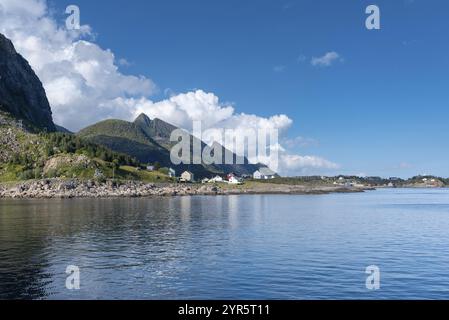 Landschaft am Vestfjord mit Blick von A zu den Dörfern Tind und Sorvagen, A i Lofoten, Moskenesoy, Lofoten, Norwegen, Europa Stockfoto