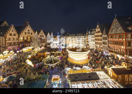 Das Karussell auf dem Roemerberg dreht sich. Der Frankfurter Weihnachtsmarkt wurde am 25. November 2024 offiziell eröffnet, als die Lichter der Florian Christma erleuchtet wurden Stockfoto