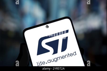 Das STMicroelectronics-Logo wird auf dem Smartphone angezeigt. STMicroelectronics NV ist ein europäisches multinationales Halbleiterherstellungsunternehmen. Stockfoto