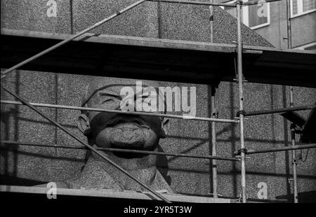 Deutschland, Berlin, 23. Oktober 1991, Abriss des Lenindenkmals auf dem Leninplatz in Berlin Friedrichshain, Lenins Kopf, Europa Stockfoto