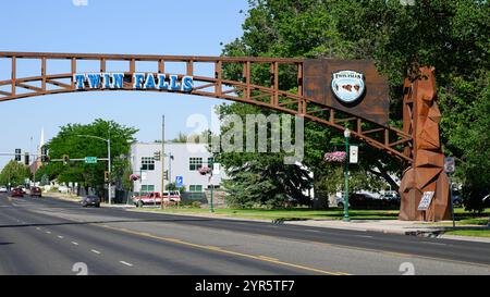 Twin Falls, ID, USA - 23. Juni 2024; bogenförmiges Schild auf der anderen Straßenseite in City of Twin Falls Idaho Stockfoto