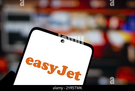 Das easyJet-Logo wird auf dem Smartphone angezeigt. EasyJet plc ist eine britische multinationale Billigfluggesellschaft. Stockfoto