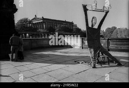 Deutschland, Berlin, 19. Oktober 1991, Kunstaktion von Tacheles, auf der Friedrichsbruecke: Figur, Europa Stockfoto