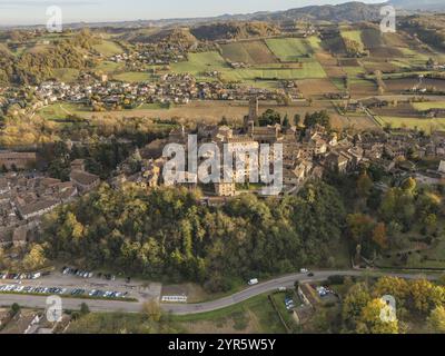 Castell'arquato, ein bezauberndes mittelalterliches Dorf auf einem Hügel, erstrahlt in der warmen Herbstsonne inmitten der malerischen Landschaft von emilia Romag Stockfoto