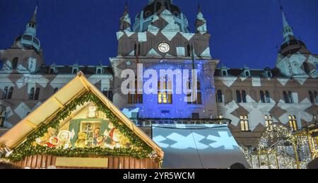 Schöne Weihnachtsdekoration am Hauptplatz, nachts, im Stadtzentrum von Graz, Steiermark, Österreich, Europa Stockfoto