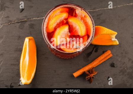 Traditioneller Winterglühwein. Auf einem Holztisch. Blick von oben. Nahaufnahme. Kopierbereich. Stockfoto