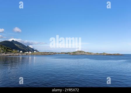 Landschaft am Vestfjord mit Blick von A zu den Dörfern Tind und Sorvagen, A i Lofoten, Moskenesoy, Lofoten, Norwegen, Europa Stockfoto