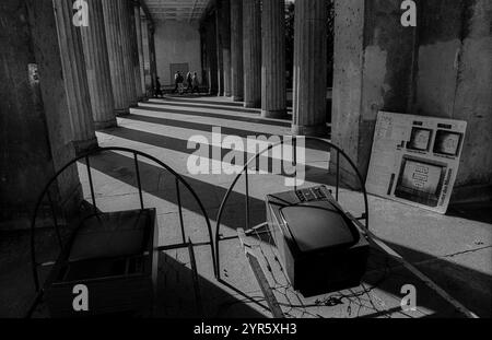 Deutschland, Berlin, 19. Oktober 1991, Tacheles Kunstaktion, Kolonnaden in der Nationalgalerie, Bettgestell und Fernsehen, Europa Stockfoto