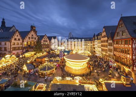 Das Karussell auf dem Roemerberg dreht sich. Der Frankfurter Weihnachtsmarkt wurde am 25. November 2024 offiziell eröffnet, als die Lichter der Florian Christma erleuchtet wurden Stockfoto