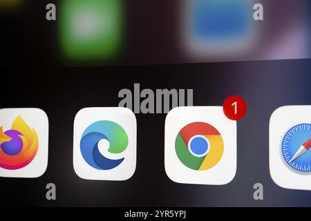 Nahaufnahme eines iPhone-Bildschirms mit dem Symbol für Google Chrome, mozilla firefox, microsoft EDGE und Safari App. Stockfoto