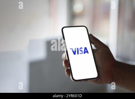 Visa – prominentes Logo der Zahlungsabwicklung und Kreditkartenfirma auf einem Smartphone, Dhaka, Bangladesch 09. September 2024. Stockfoto