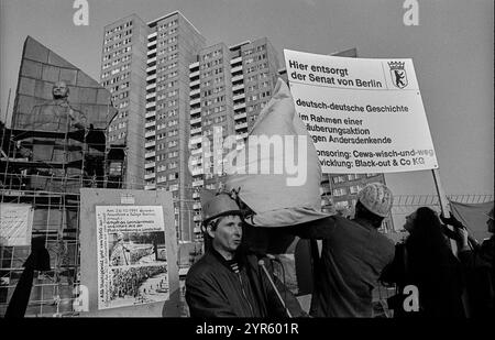 Deutschland, Berlin, 23. Oktober 1991, Demonstration gegen den Abriss des Lenindenkmals auf dem Leninplatz in Berlin Friedrichshain: Eine Gedenktafel wird enthüllt Stockfoto