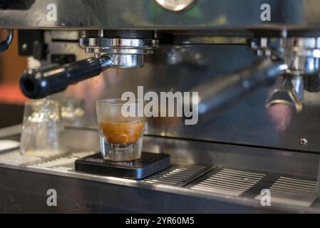 Frisch gebrühter Espresso aus einer Kaffeemaschine Stockfoto