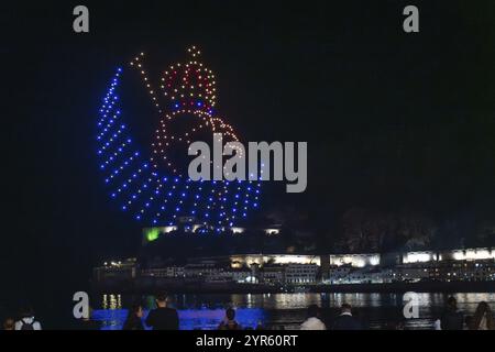Drohnenshow am Abend während der weihnachtlichen Eröffnung in San Sebastian, Gipuzkoa. Beleuchtete Stadt und die Figur des echten Sociedad-Schildes Stockfoto