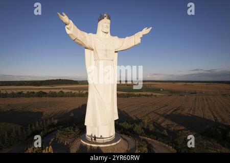 SWIEBODZIN, POLEN - 11. JULI 2022: 36 m hohe Figur von Jesus Christus, dem König des Universums Stockfoto