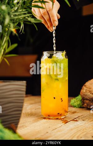 Grüntee mit Passionsfrucht oder Limonade mit Limette und Minze. Tropisches erfrischendes kaltes Getränk für den Sommer. Stockfoto