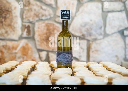 Weinflasche Herzstück mit mattierten Cupcakes auf rustikalem Hintergrund Stockfoto