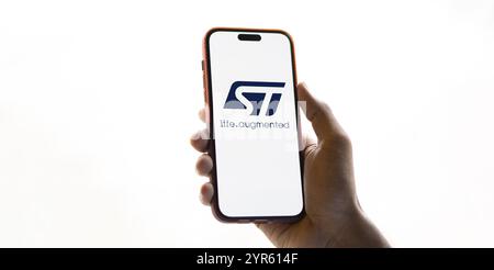Das STMicroelectronics-Logo wird auf dem Smartphone angezeigt. STMicroelectronics NV ist ein europäisches multinationales Halbleiterherstellungsunternehmen. Stockfoto