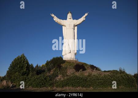 SWIEBODZIN, POLEN - 11. JULI 2022: 36 m hohe Figur von Jesus Christus, dem König des Universums Stockfoto