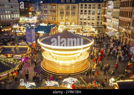 Das Karussell auf dem Roemerberg dreht sich. Der Frankfurter Weihnachtsmarkt wurde am 25. November 2024 offiziell eröffnet, als die Lichter der Florian Christma erleuchtet wurden Stockfoto