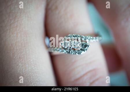 Nahaufnahme eines Diamantenrings am Finger mit komplizierten Details Stockfoto