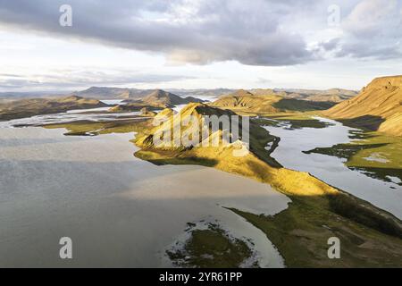 Aus der Vogelperspektive des Lake Kylingavatn im Hochland Islands, aufgenommen in der Nähe des Hochlandtals Landmannalaugar in SuÃ°urland, Island, Europa Stockfoto