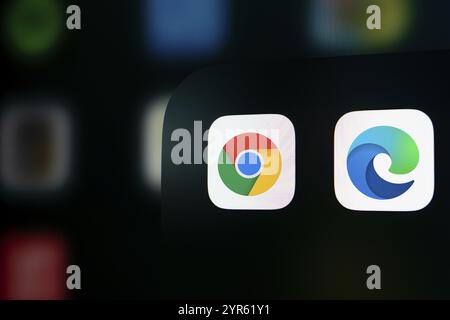 Nahaufnahme eines iPhone-Bildschirms mit dem Symbol für Google Chrome, microsoft EDGE App. Stockfoto