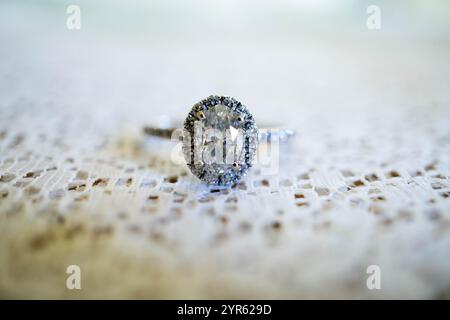 Eleganter Diamant-Verlobungsring auf zartem Spitzenhintergrund Stockfoto