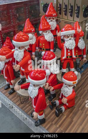 Vater aus Plastik in einem Baumarkt, Kempten, Allgaeu, Bayern, Deutschland, Europa Stockfoto