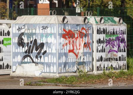 Abfallbehälter für Altglas, Abfalltrennung, Bremen, Deutschland, Europa Stockfoto