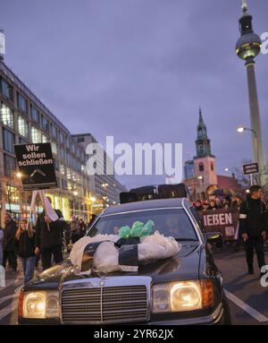 Deutschland, Berlin, 29. November 2024, trauermarsch der Kulturszene, Demonstration gegen kulturellen Abbau, Europa Stockfoto