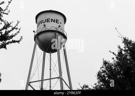 Schwarzweißfoto des Gruene Water Tower mit minimalistischem Himmel Stockfoto
